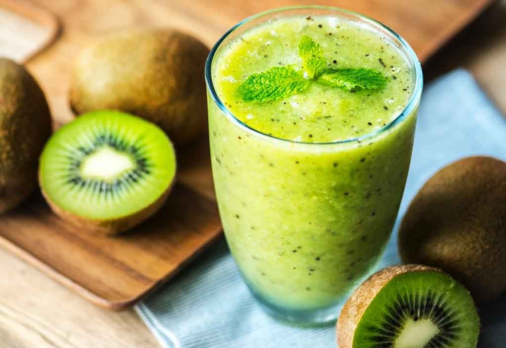 antioxidant anti-inflammatory smoothie with kiwi